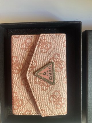 Cartera Guess rosa con logo