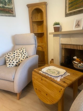 Conjunto comedor: mesa, 4 sillas, vitrina, rincone