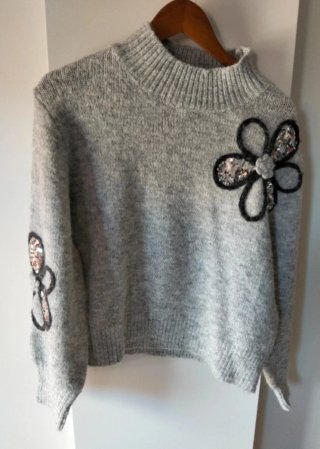Jersey gris con flores de lentejuelas