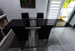 Mesa Comedor Cristal Negra y plateado completa