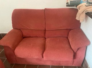 Sofá de tela rosa/rojo