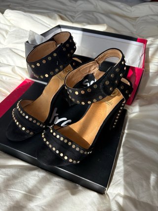 Sandalias tacón La Strada tachuelas negras
