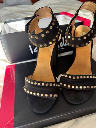 Sandalias tacón La Strada tachuelas negras