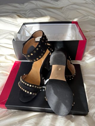 Sandalias tacón La Strada tachuelas negras