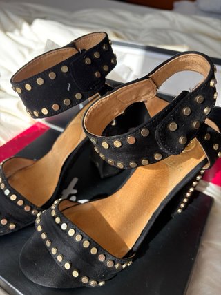 Sandalias tacón La Strada tachuelas negras