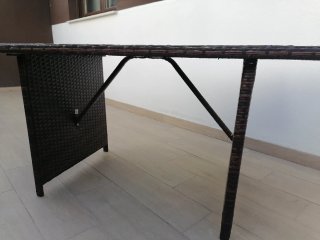 Mesa de terraza cristal negro y ratan marron