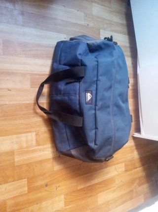 Mochila deportiva Quiksilver negra y azul