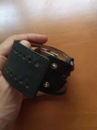Reloj Police estilo muñequera de cuero. Cuff watch
