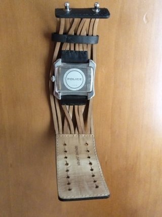 Reloj Police estilo muñequera de cuero. Cuff watch