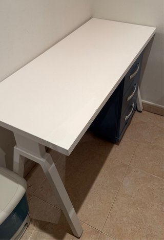 Escritorio blanco con cajonera azul