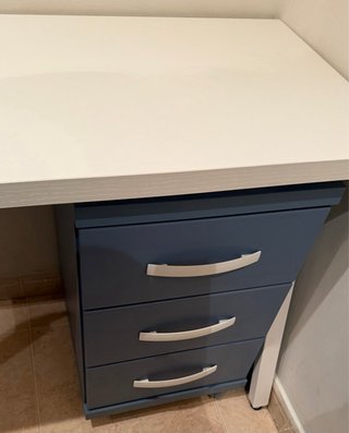 Escritorio blanco con cajonera azul