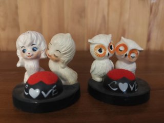 Figuras vintage de pareja de perros enamorados