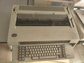 Máquina de escribir eléctrica IBM 6784
