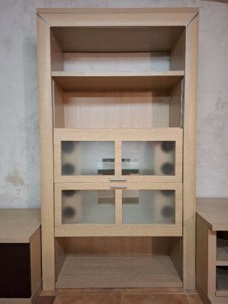 Mueble salón modular madera clara y wengue.