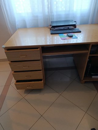 Escritorio de madera con cajones