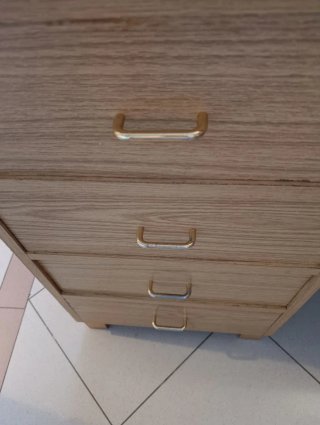 Escritorio de madera con cajones