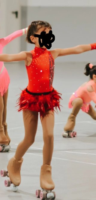 Maillot patinaje rojo con plumas