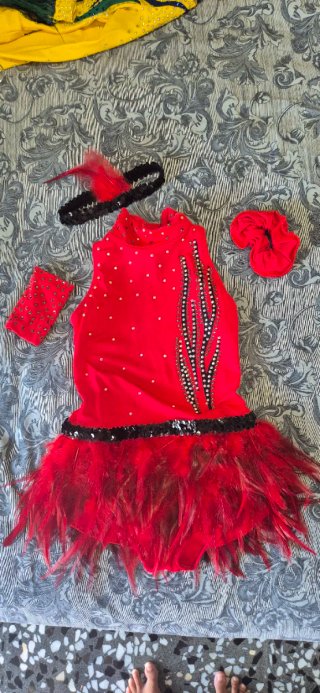 Maillot patinaje rojo con plumas