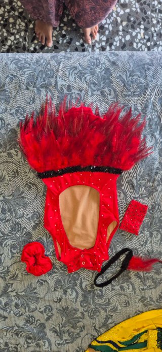 Maillot patinaje rojo con plumas