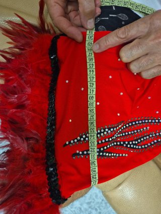 Maillot patinaje rojo con plumas