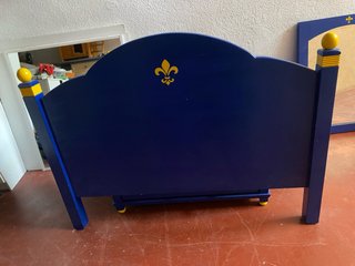Dormitorio infantil azul y amarillo 2 espejos