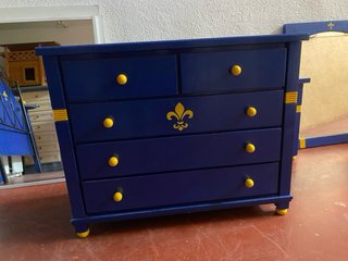 Dormitorio infantil azul y amarillo 2 espejos