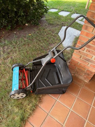 Cortacésped Gardena 330 con cesto