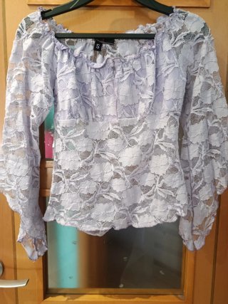 Blusa de encaje morado y blanco Talla S