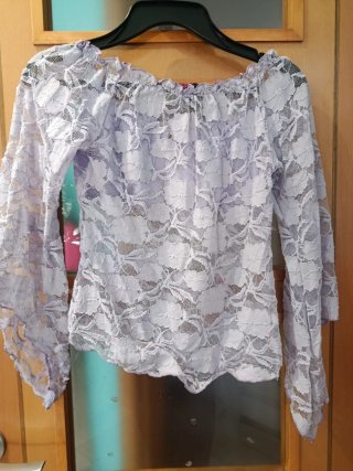 Blusa de encaje morado y blanco Talla S