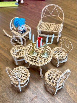 Set mobili in vimini in miniatura per case delle bambole