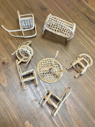 Set mobili in vimini in miniatura per case delle bambole