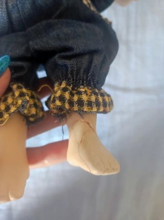 Coppia bambole porcellana con vestiti scozzesi.