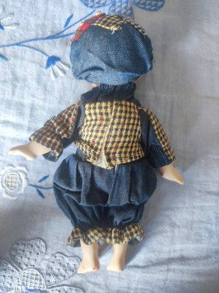 Coppia bambole porcellana con vestiti scozzesi.