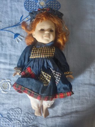 Coppia bambole porcellana con vestiti scozzesi.