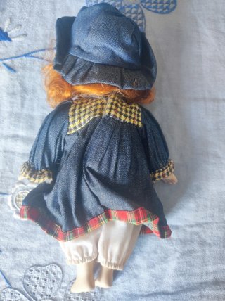 Coppia bambole porcellana con vestiti scozzesi.