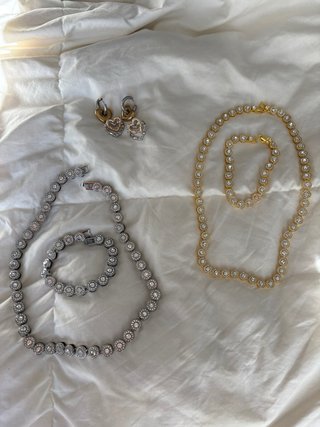 Lote de bisutería: collar, pulsera y pendientes