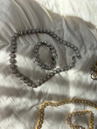 Lote de bisutería: collar, pulsera y pendientes