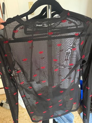 2 Camisetas Malla Transparente con Labios Rojos