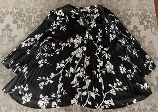 Blusa negra con estampado floral blanco