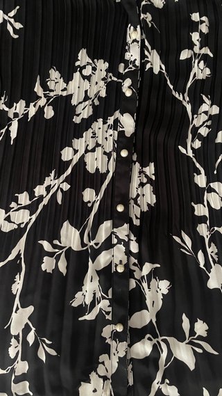 Blusa negra con estampado floral blanco