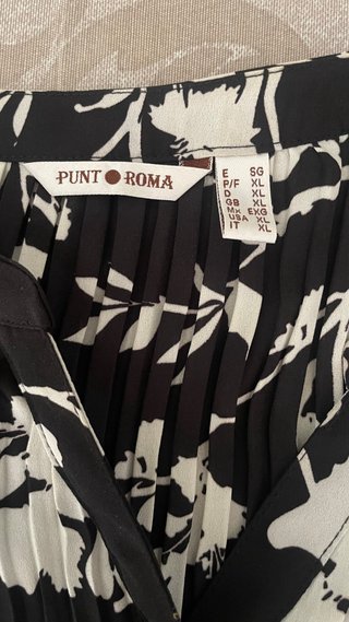 Blusa negra con estampado floral blanco