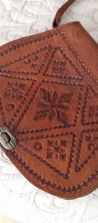 Bolso de piel con grabado artesanal