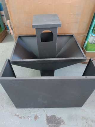 Barbacoa de metal con chimenea