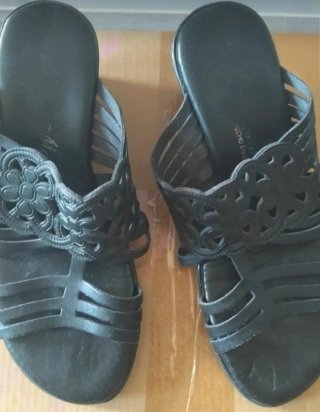 Zuecos negros con diseño floral