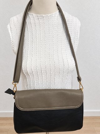 Bolso de hombro verde y negro con detalles dorados