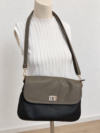Bolso de hombro verde y negro con detalles dorados