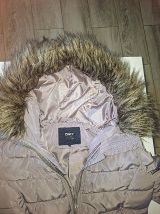 Abrigo ONLY beige con capucha y pelo