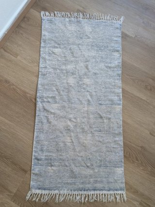 Alfombra de tela beige y azul
