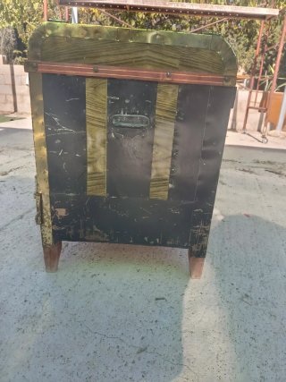 Baúl antiguo de metal y madera
