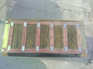 Baúl antiguo de metal y madera
